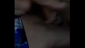 Coroa gostosa gozando na siririca que ficou batendo no escurinho