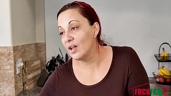 Enteado sentindo o pau duro do tarado na sua boceta durante café da manhã