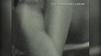 Garotas semi-nuas flagradas por amigos que adoram putaria