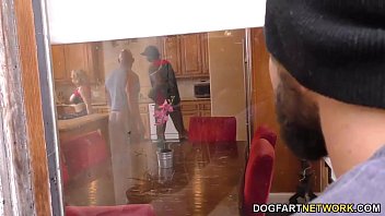 Loira comprometida fazendo sexo a três com dois negros dotados