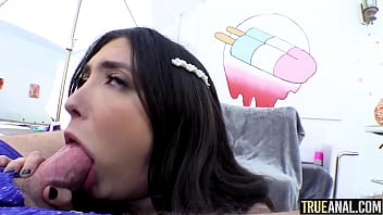 Pau na bunda da morena rabuda com sua buceta aparada querendo gozar