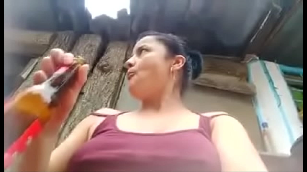 Gozada em publico da coroa gostosa cheia de tesão querendo ser penetrada