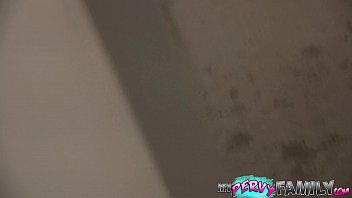 Seios grandes e perfeito da enteada fazendo incesto porno com novinho
