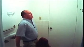 Velho ganhando boquete da novinha chupando gostoso seu pau no banheiro