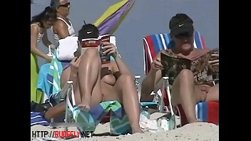 Cenas de mulheres peladas em praia nudista